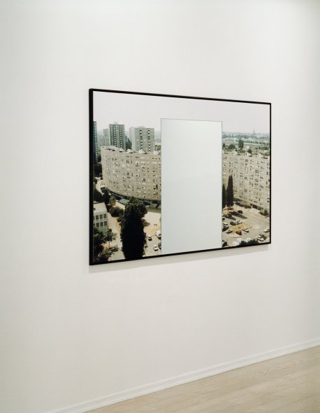 <p><strong>Galerie Zürcher | Paris | 05.03 — 05.04.2005</strong><br class='manualbr' /><i>Envers des villes, endroits des corps 2003-05</i><br class='manualbr' />Vue d'exposition salle II</p>