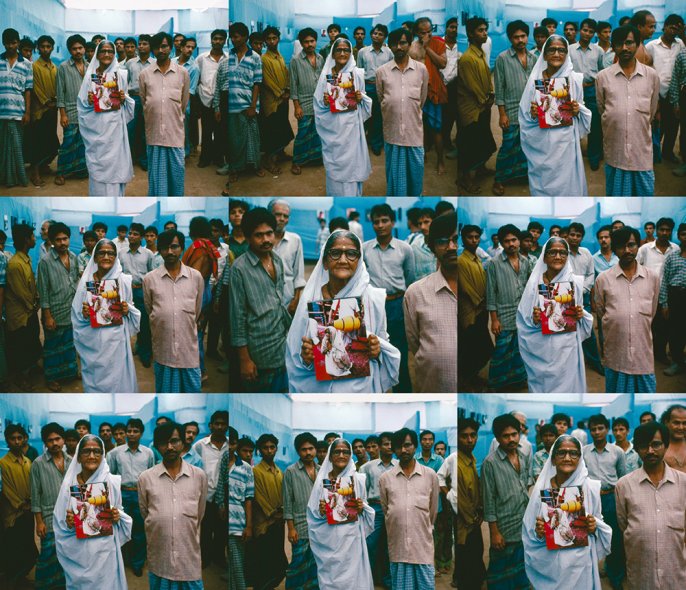 <p><strong>Shakhari Bazar | Old Dhaka | Bangladesh | 21.03.1997</strong><br class='manualbr' /><i>Faces of Shakhari Bazar </i> | Exposition sous chapiteau<br class='manualbr' />Distribution de leurs portraits aux habitants.</p>
