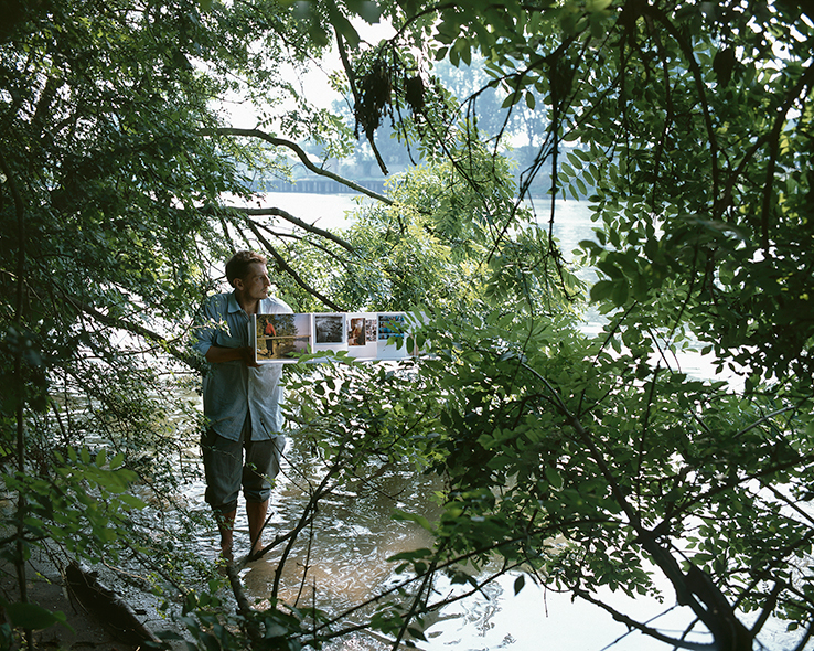 <p><strong>Séminaire <i>Des Territoires</i> | Île Fleurie | Juillet 2001</strong><br class='autobr' />
Mise à l'eau de la maquette de l'installation <i>Méandres : Chatou-Bengale</i> | photographie Karim Daher</p>