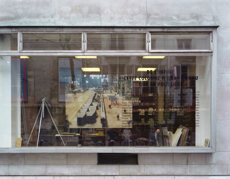 <p><strong>La Vitrine | Société Française de Photographie | Paris 14.01 — 14.04.2012</strong><br class='autobr' />
<i>Le loup est un chien pour la colonne</i> | vue d'exposition</p>