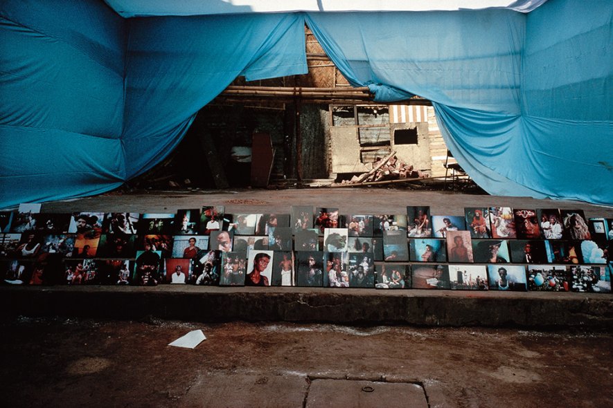 <p><strong>Shakhari Bazar | Old Dhaka | Bangladesh | 19.03 — 21.03.1997</strong><br class='manualbr' /><i>Faces of Shakhari Bazar</i> | Exposition sous chapiteau<br class='manualbr' />Début de l'exposition, portraits à distribuer aux habitants.</p>
